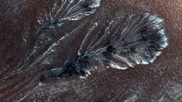 NASA сфотографировало ледяные ущелья Марса