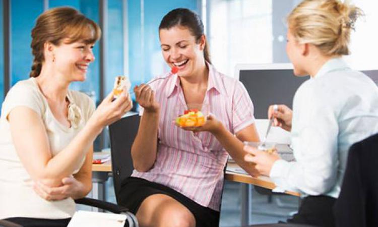Совместные обеды с коллегами повышают продуктивность работы