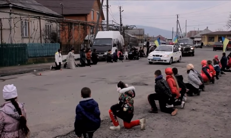 детей на коленях заставили встречать груз 200