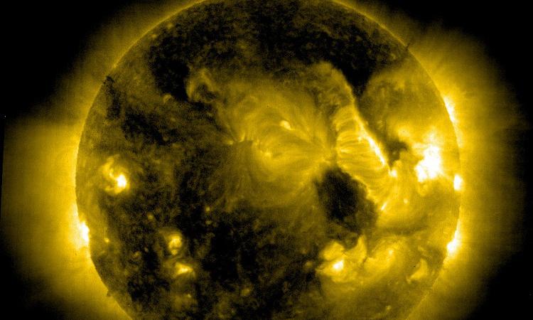 учеными найдена корональная дыра больших размеров на солнце 