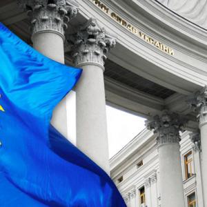 Защита экс-премьера Украины ждет отмены санкций после решения суда