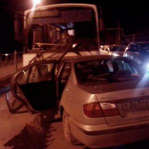 В Бердске лобовое ДТП: столкнулись иномарка и автобус
