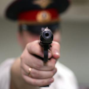 Полицейский застрелил дебошира в Архангельской области