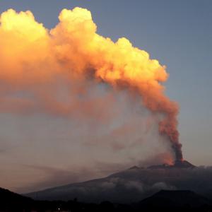 Сильнейшее извержение вулкана Этна удалось заснять на видео