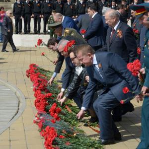Горбань возложил цветы к мемориалу Воинам-освободителям на Театральной площади