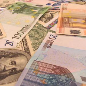 Курс доллара достиг 78 рублей, евро превысил 85 рублей на открытии биржевых торгов