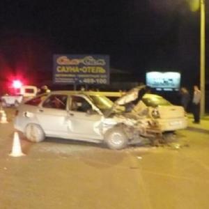 Омск: пьяный водитель сбил молодую пару и разбил три автомобиля