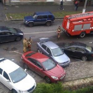 В Ростове вблизи правительства водитель иномарки протаранил 3 машины