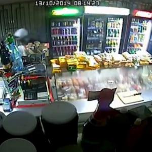 Продавщица бутылкой обратила в бегство двух вооруженных грабителей в Приангарье