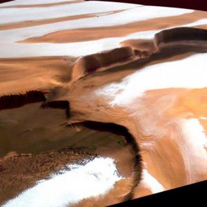 NASA сфотографировало ледяные ущелья Марса