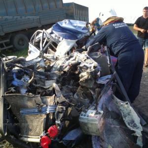 Под Тюменью «Волга» влетела под «КАМАЗ»: два человека погибли