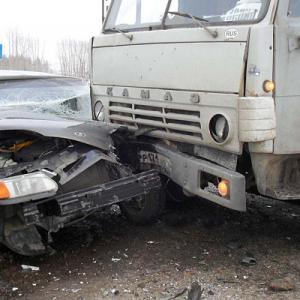 В Волгограде военнослужащий на «КамАЗе» устроил ДТП: двое пострадали