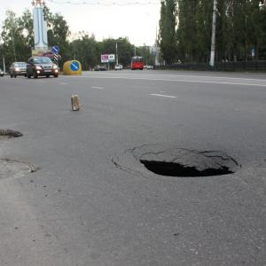 В Ростове-на-Дону в огромную дорожную яму без ограждений провалился Hyundai Solaris