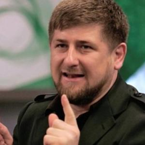 Кадыров сфотографировался с крокодилом на руках