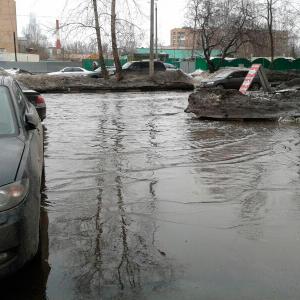 Подтопленная после ливня городская улица с автомобилями
