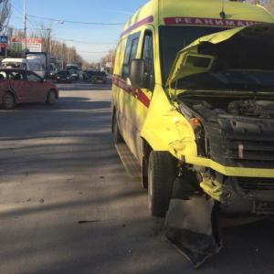 В реанимобиль с недоношенным новорожденным врезалась автоледи в Ростовской облас