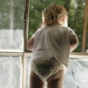 Двухлетняя девочка сбежала из детского сада в Перми в одном подгузнике