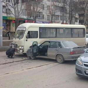 В Ростове тройное ДТП на Зорге: в автобус №52 врезался «ВАЗ»