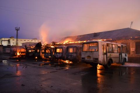 На Кубани за ночь в разных местах сгорели семь вахтовых автобусов одной компании