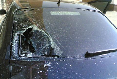 В Астрахани злоумышленник ночью разбил и ограбил несколько автомобилей