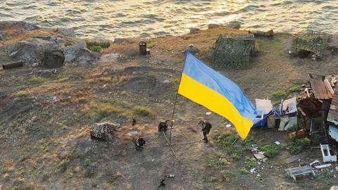Бойцы ВСУ устанавливают украинский флаг Украинский флаг