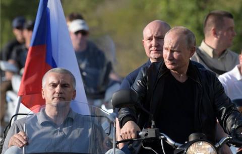 Путин на байк-шоу
