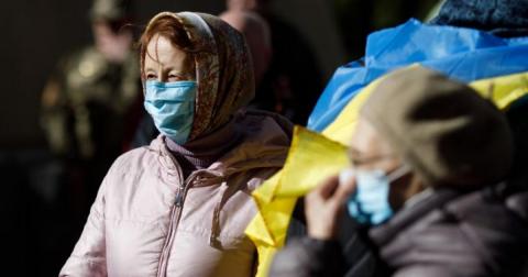 Люди в масках с украинским флагом Коронавирус на Украине фото