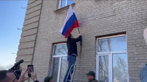 Андрей Турчак водружает флаг РФ в Розовке Андрей Турчак водружает флаг РФ