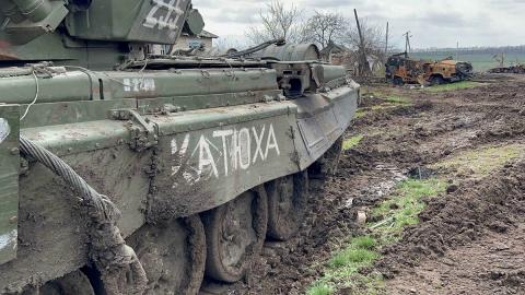 Танк союзных войск, идущий на Славянск Танк