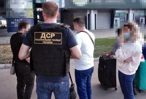 Из Украины выдворили на 23 года вора в законе Тенго Питерского Сотрудник украинской полиции