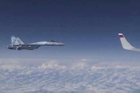 Су-27 отогнал F-18 от самолета Шойгу
