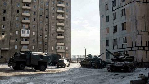 Украинские танки среди жилых домов Украинские танки среди жилых домов