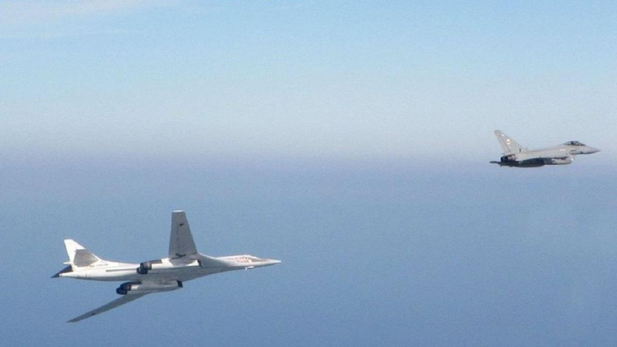 Российский бомбардировщик Ту-160 ушел от двух F-35 США, включив форсаж Американские F-35 не смогли догнать российские Ту-160 в небе