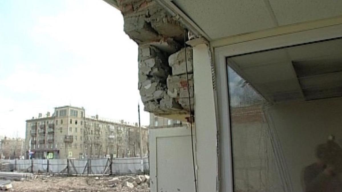 В Магнитогорске рухнула стена взорвавшегося дома В Магнитогорске обрушилась огромная часть взорвавшегося дома