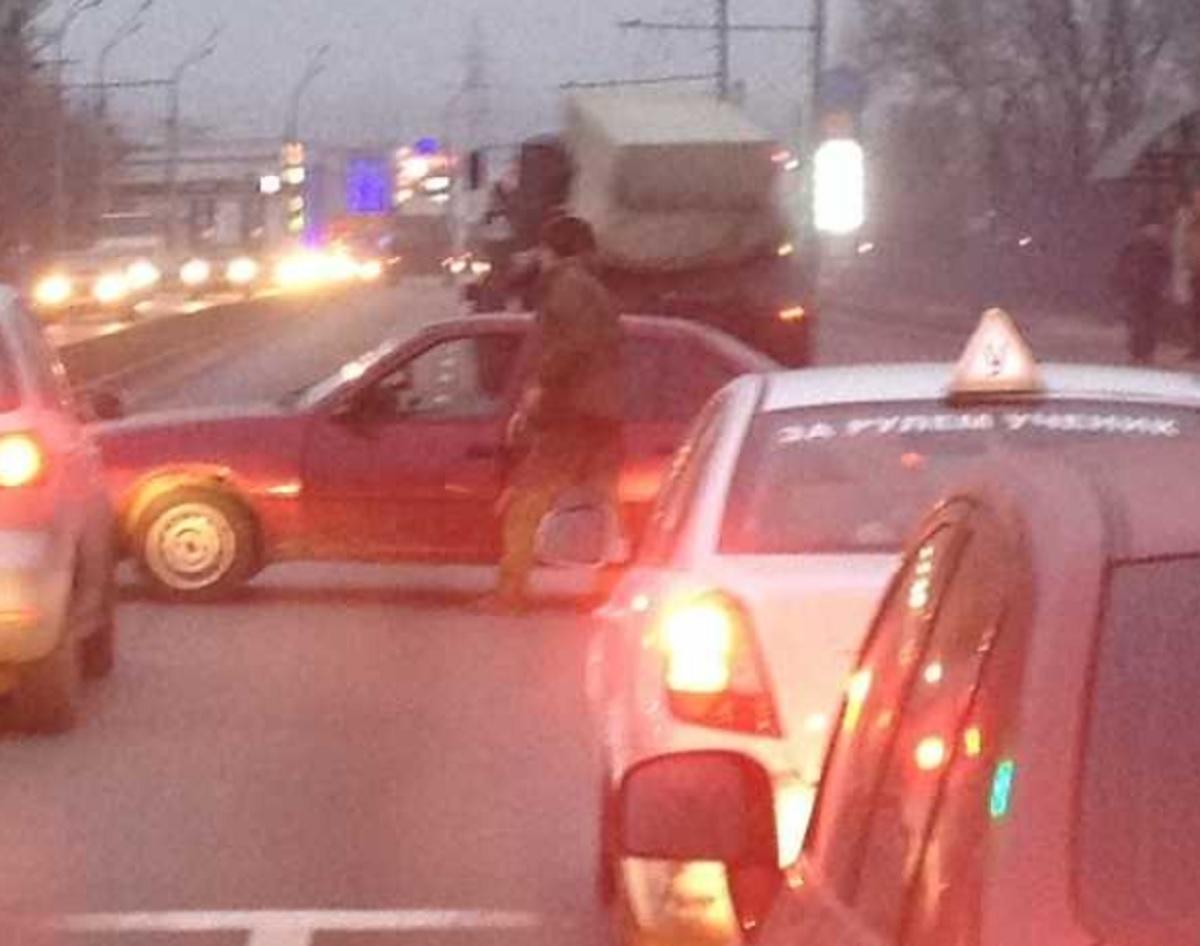 В Брянске на своей машине военный перекрыл Московский проспект