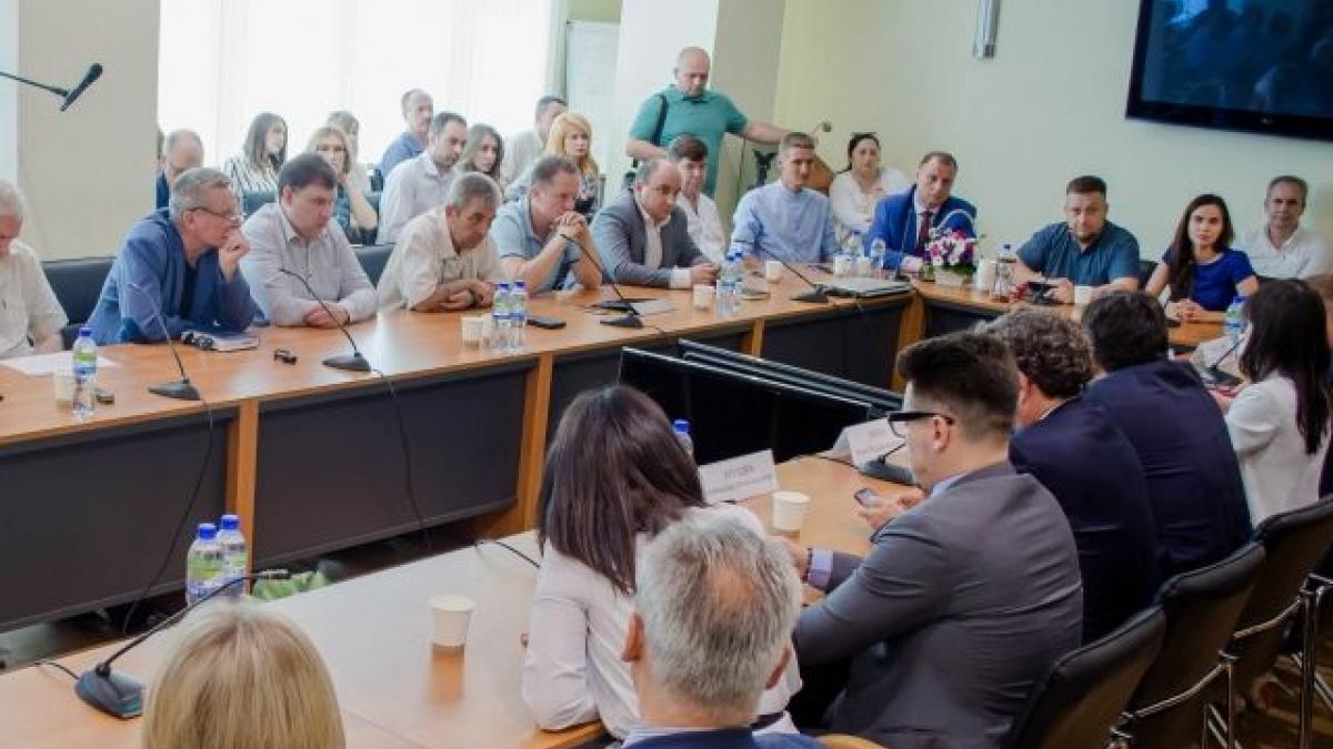 В Ростове провели встречу между властями и предпринимателямии В Ростове провели встречу между властями и представителями малого бизнеса