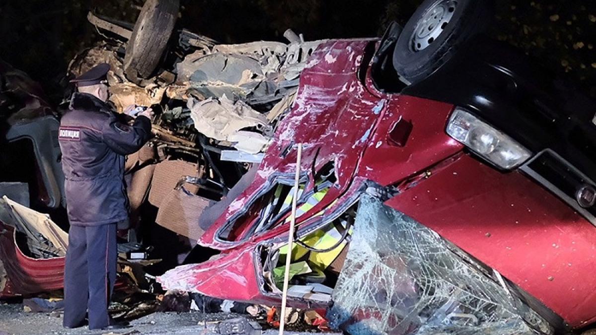 В Чувашии объявлен траур по 11 жертвам ДТП В Чувашии объявлен траур по жертвам ДТП с грузовиком и автобусом
