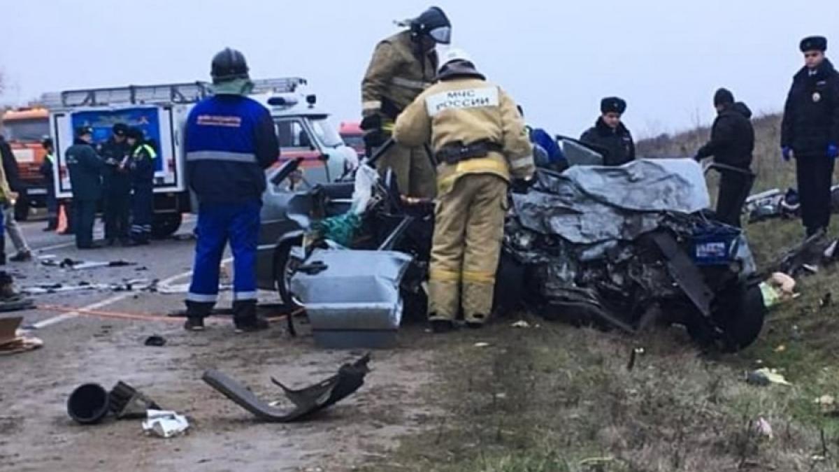 На Кубани в жутком ДТП со «скорой» и легковушкой погибли 6 человек На Кубани в жутком ДТП со «скорой» погибли 6 человек