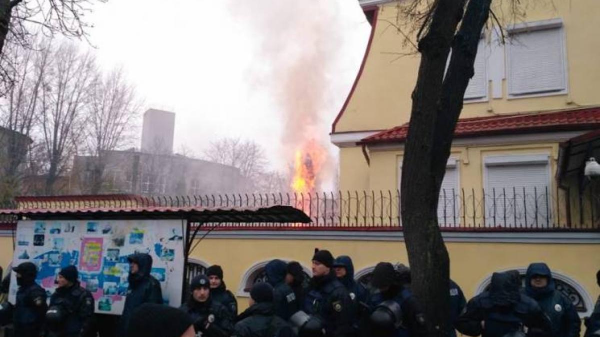 В Харькове продолжается митинг у здания российского консульства В Харькове продолжается митинг у здания российского консульства