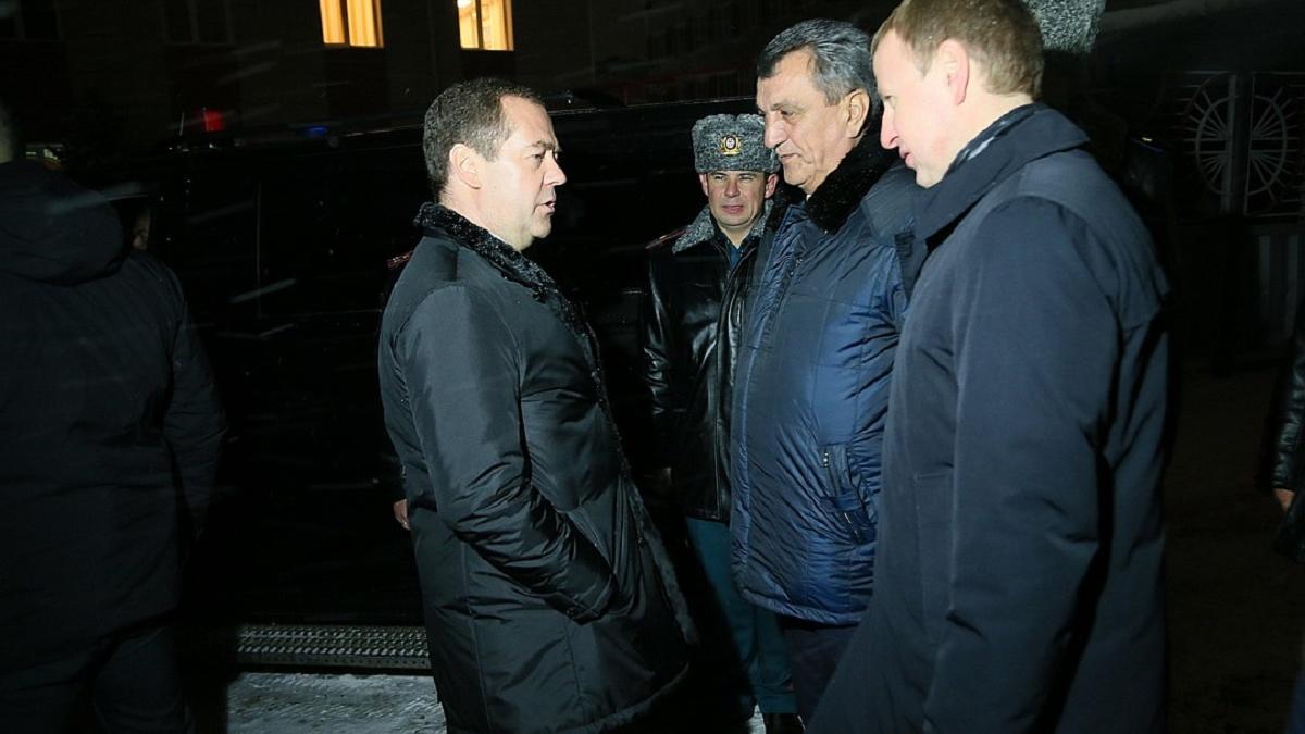 Пенсионерка встала перед Медведевым на колени в Барнауле Алтайская пенсионерка на коленях просила Медведева о горячей воде в доме