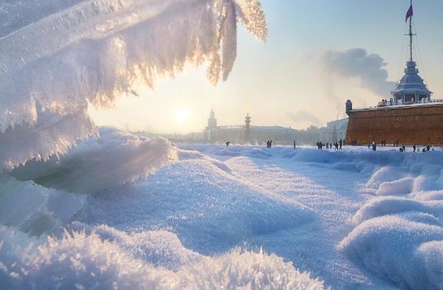 Ситуация с уборкой снега в Санкт-Петербурге поставила Северную столицу на грань ЧС