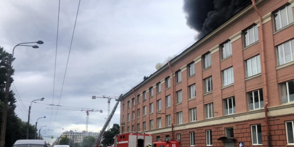 В Санкт-Петербурге загорелся бизнес-центр "Лениград"