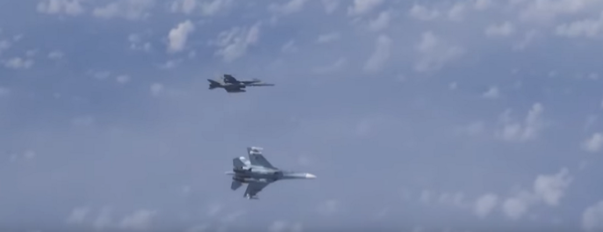 В сети появилось видео приближения истребителя НАТО к самолету Шойгу