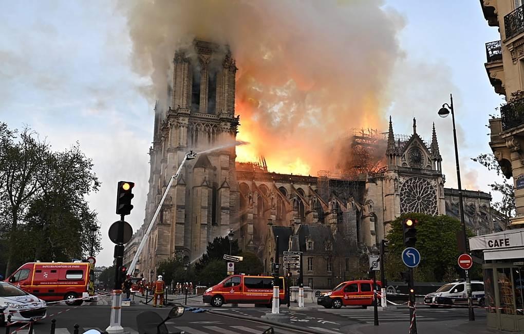 Собор Парижской богоматери охвачен огнем, рухнули шпиль и крыша