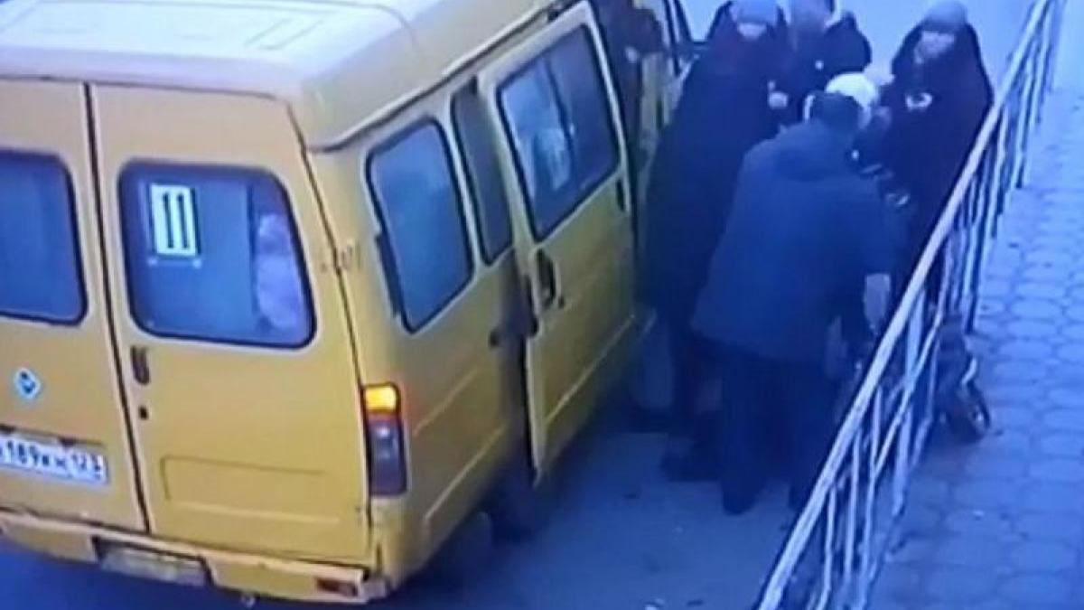 В Тимашевске женщину с инсультом высадили из маршрутки на обочину В Тимашевске женщину с инсультом высадили из маршрутки