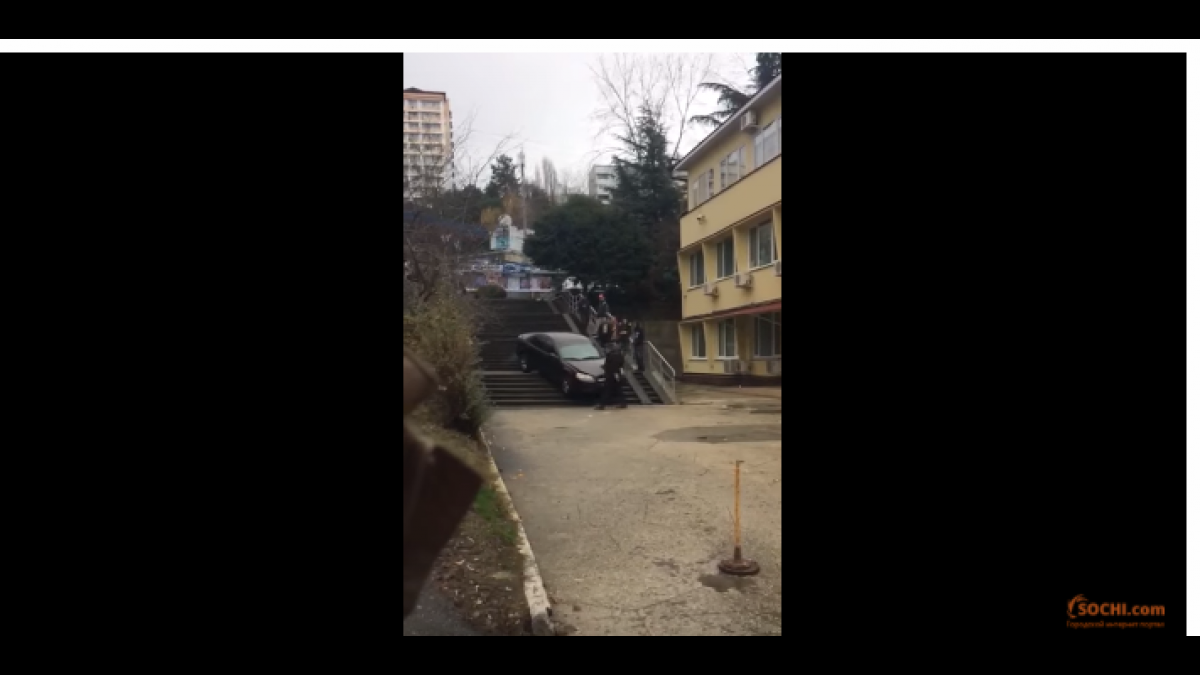 В Сочи нетрезвый водитель пытался спуститься по лестнице на автомобиле В Сочи нетрезвый водитель пытался спуститься по лестнице на автомобиле