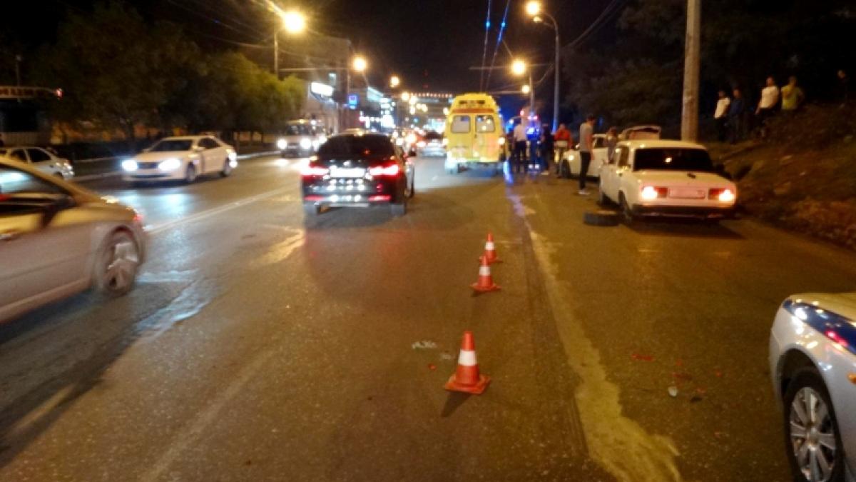 В Астрахани водитель «Жигулей» сбил трех парней и протаранил две легковушки ДТП в Астрахани