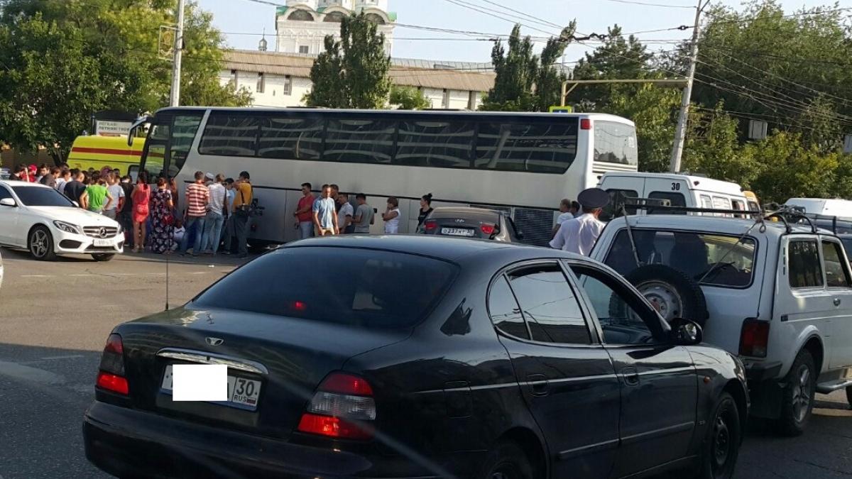 ДТП в центре Астрахани: потерявший сознание водитель автобуса сбил двух пешеходов и умер ДТП в Астрахани