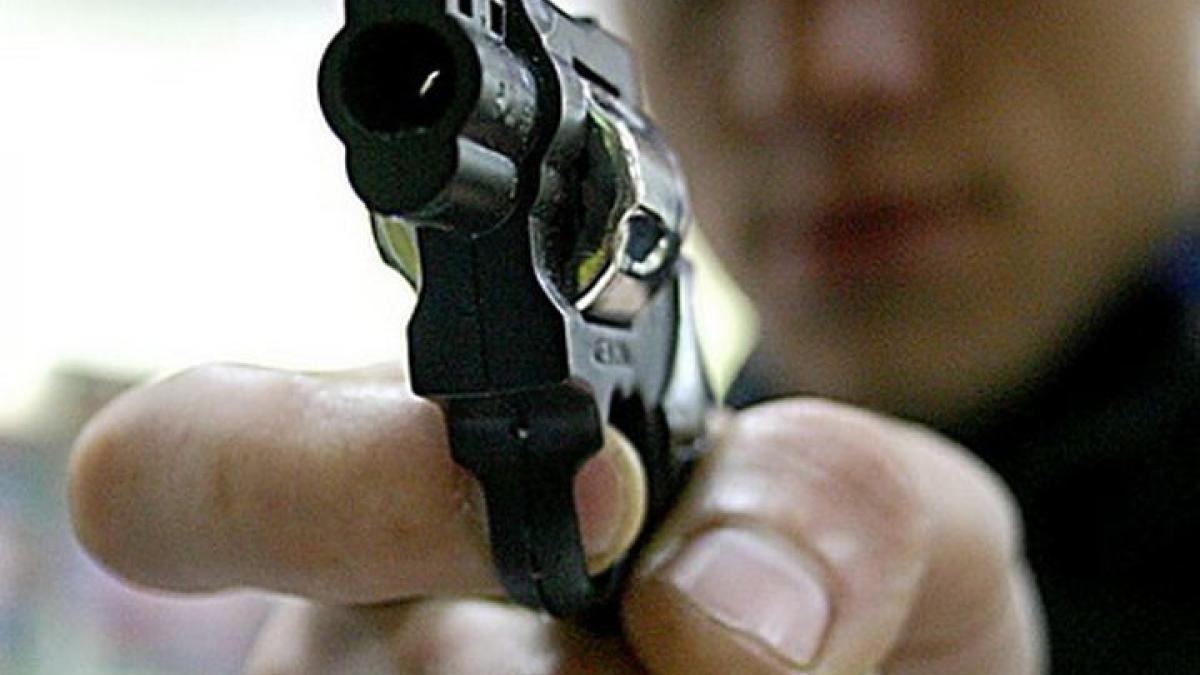 В Ставрополе парень расстрелял двух полицейских и скрылся Парень с пистолетом