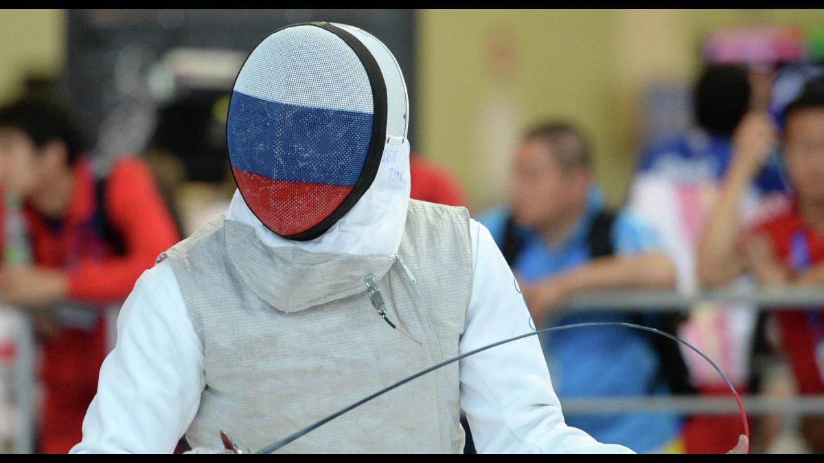 Победившие американок российские саблистки «издеваются» над своим тренером Российские саблистки
